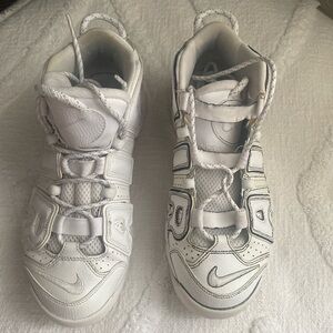 Air Nike one finished in black, the other in white ..415082-102 size7Y.